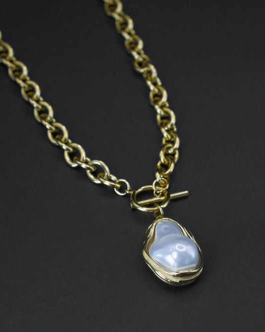 18k gold-plated 316L stainless steel chain necklace featuring a baroque pearl pendant encased in a molten-effect golden frame with a front-facing T-bar clasp.